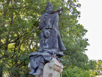 A II. VILÁGHÁBORÚ HŐSEINEK ÉS ÁLDOZATAINAK EMLÉKÉRE