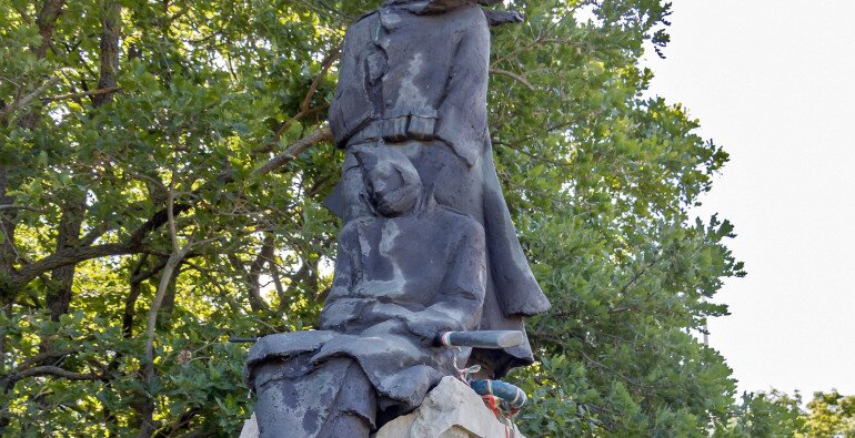 A II. VILÁGHÁBORÚ HŐSEINEK ÉS ÁLDOZATAINAK EMLÉKÉRE