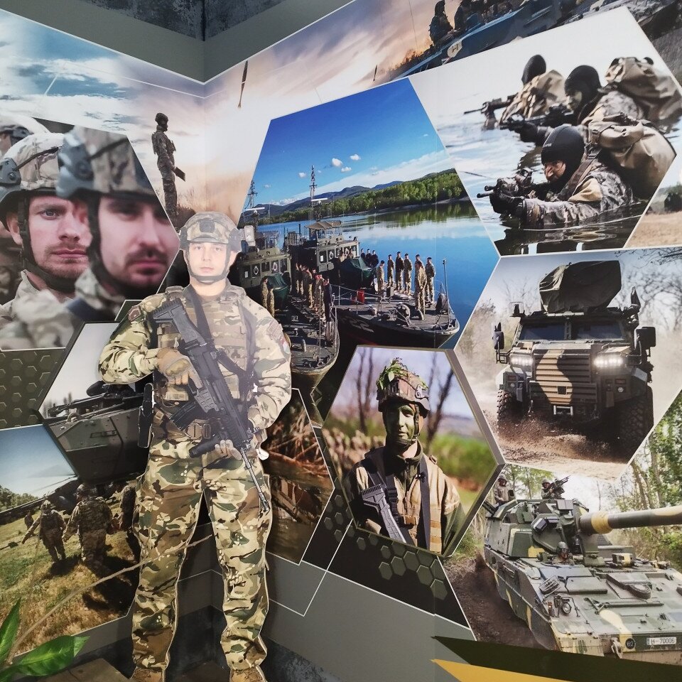 HIGH-TECH HONVÉDSÉG BEMUTATÓTÉR