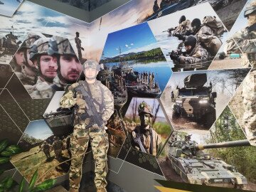 HIGH-TECH HONVÉDSÉG BEMUTATÓTÉR