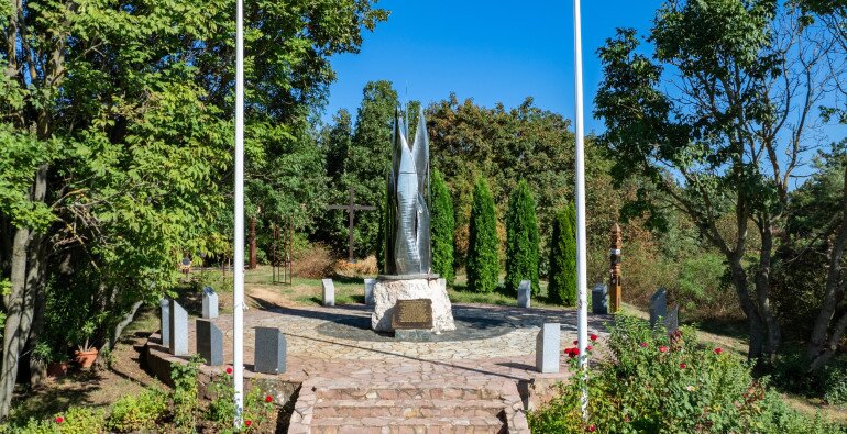 MAGYAR BÉKEFENNTARTÓK EMLÉKMŰVE
