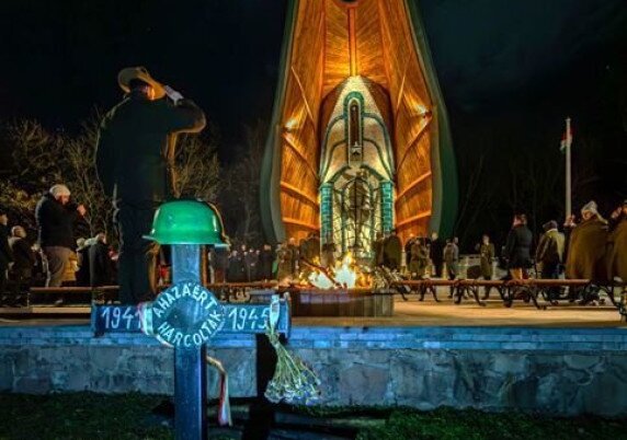 Megemlékezés, koszorúzás és emléktűz gyújtás a Don-kanyar Emlékkápolnánál