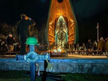 Megemlékezés, koszorúzás és emléktűz gyújtás a Don-kanyar Emlékkápolnánál