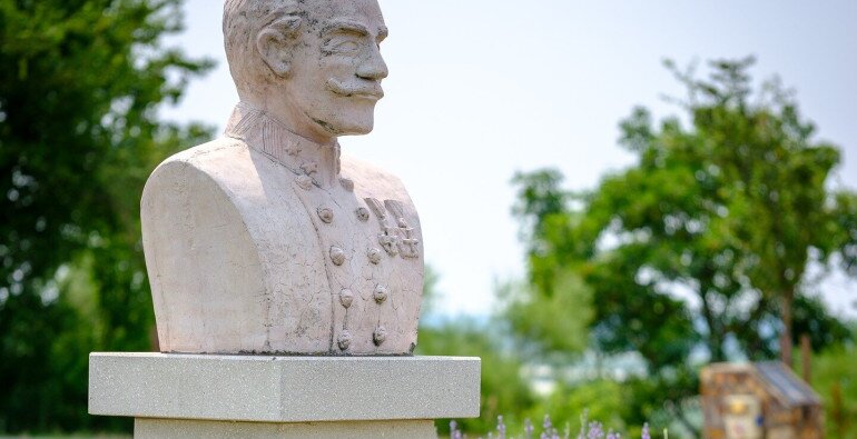 MÓGA JÁNOS MELLSZOBRA