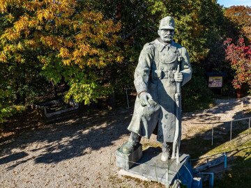 NAGYMÉRETŰ ELSŐ VILÁGHÁBORÚS SZOBOR ÉS MÁSODIK VILÁGHÁBORÚS SZOBOR