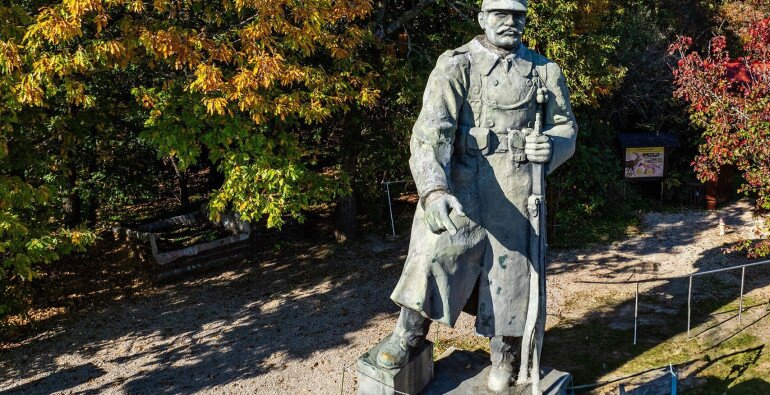 NAGYMÉRETŰ ELSŐ VILÁGHÁBORÚS SZOBOR ÉS MÁSODIK VILÁGHÁBORÚS SZOBOR