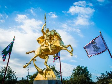 SZENT LÁSZLÓ SZOBOR