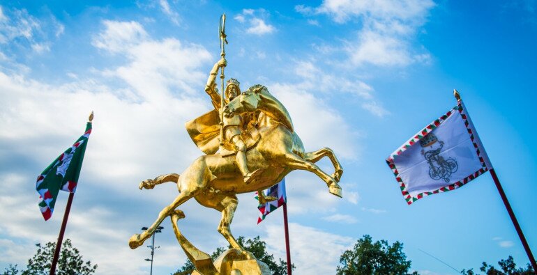 SZENT LÁSZLÓ SZOBOR