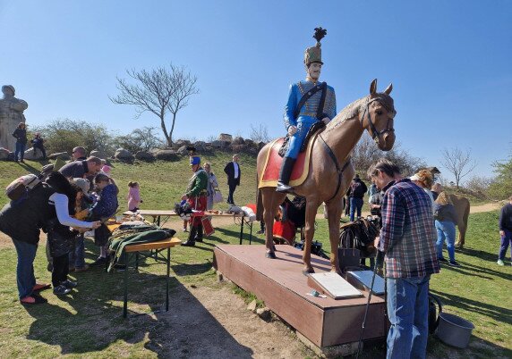 Vidám, mozgalmas családi nap az Emlékparkban